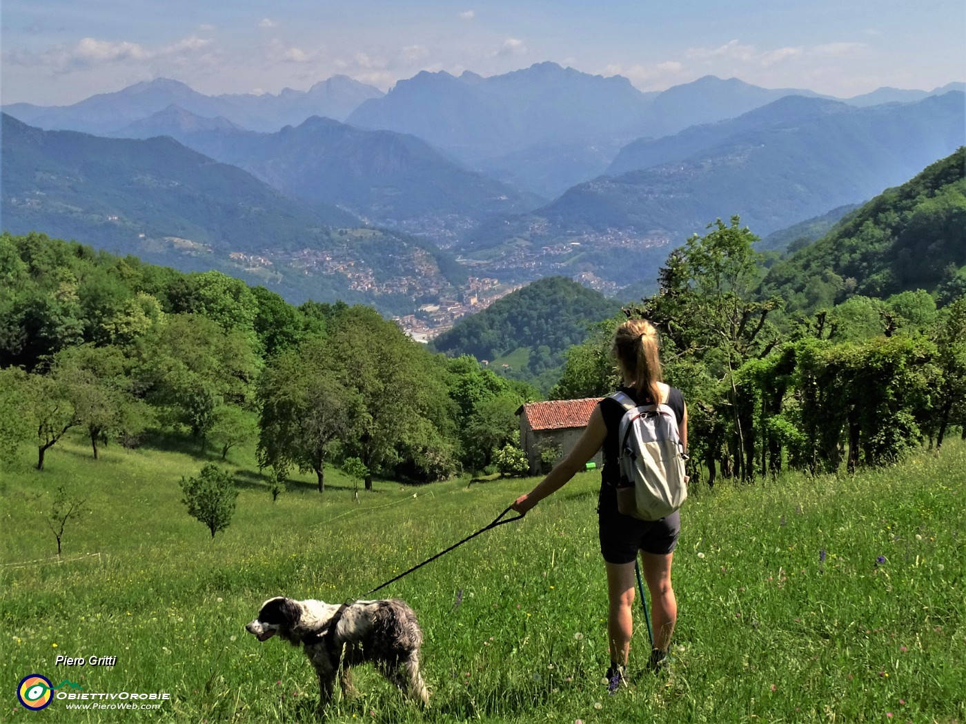 52 Panorama verso la conca di Zogno e i monti della Val Brembana.JPG